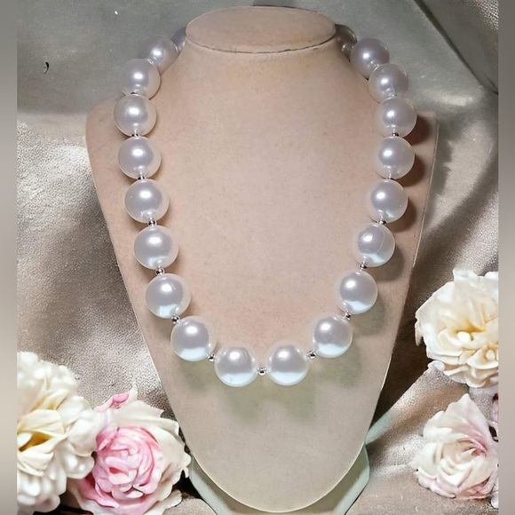 Jewelry - Vintage huge faux pearl & glass beaded 19"-23" necklace.